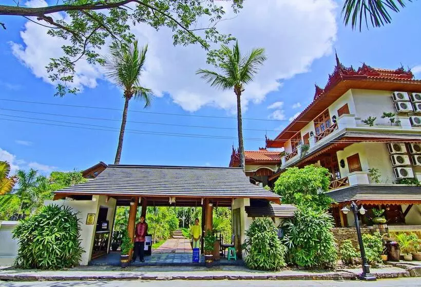 هتل By The Red Canal