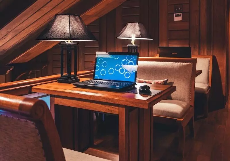 هتل By The Red Canal