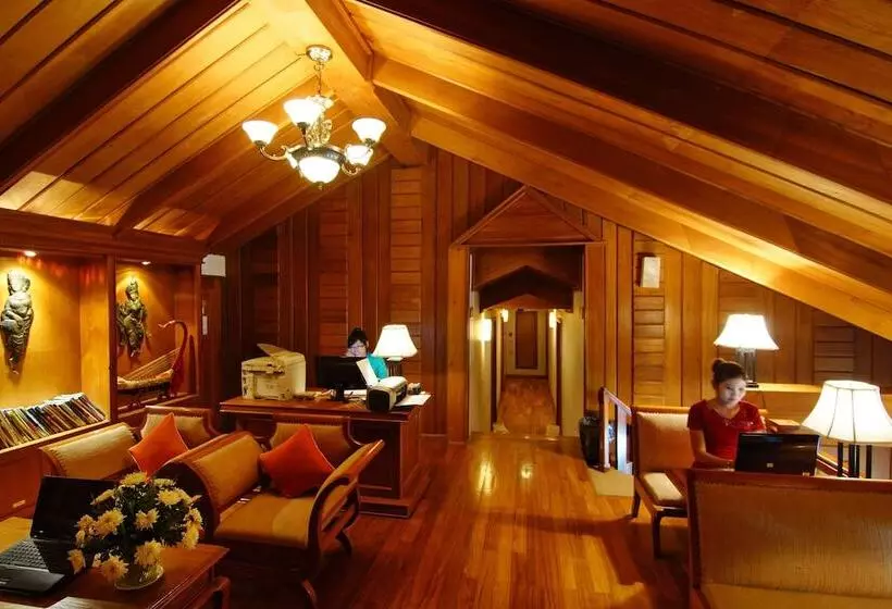 هتل By The Red Canal