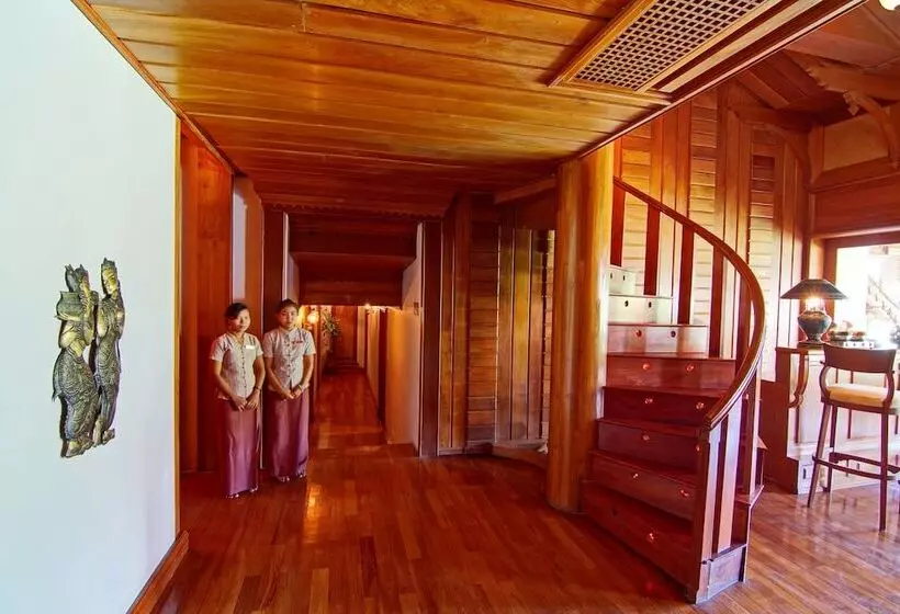 هتل By The Red Canal