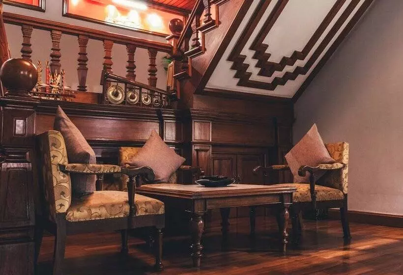 هتل By The Red Canal