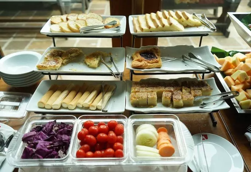 هتل By The Red Canal