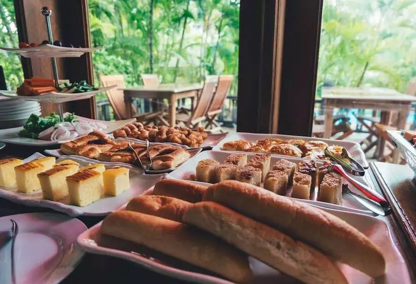 هتل By The Red Canal