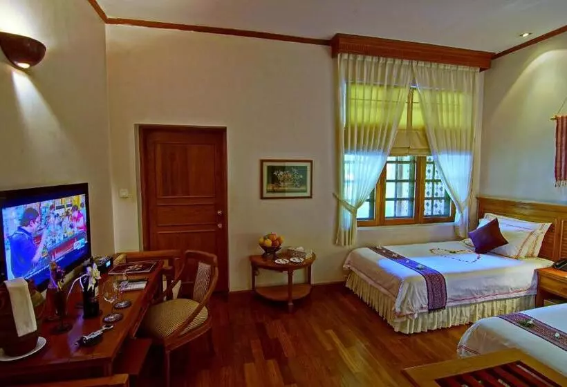 هتل By The Red Canal