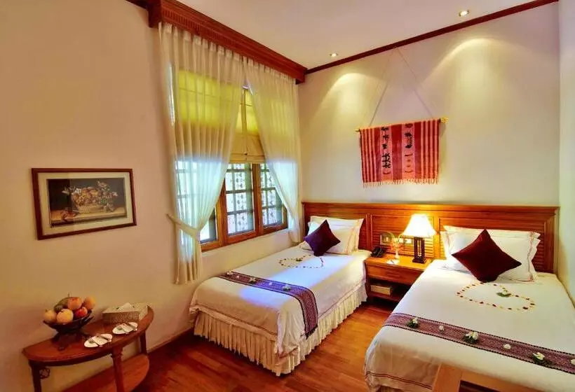 هتل By The Red Canal