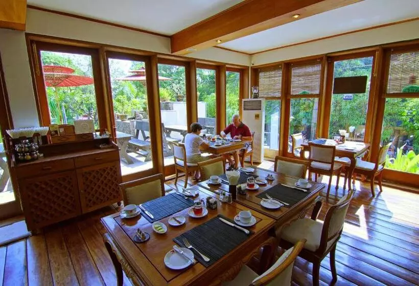 هتل By The Red Canal