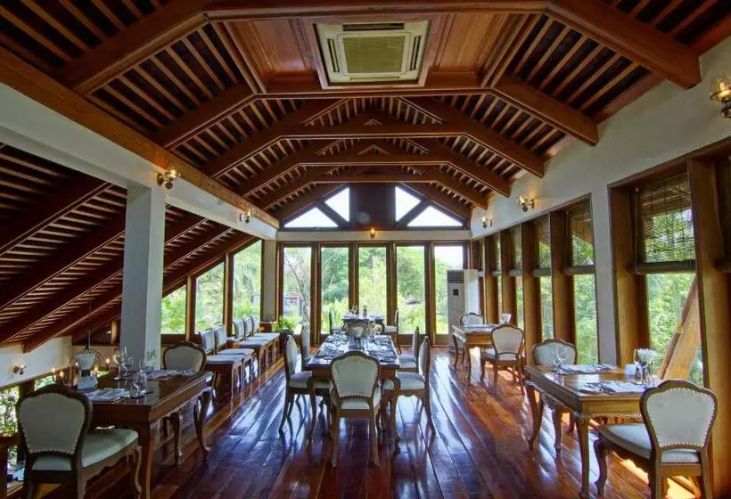 هتل By The Red Canal