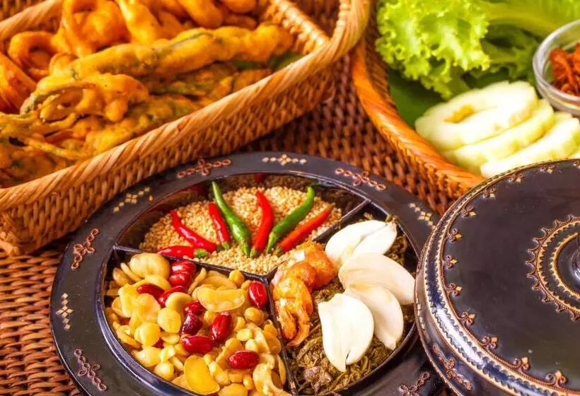 هتل By The Red Canal