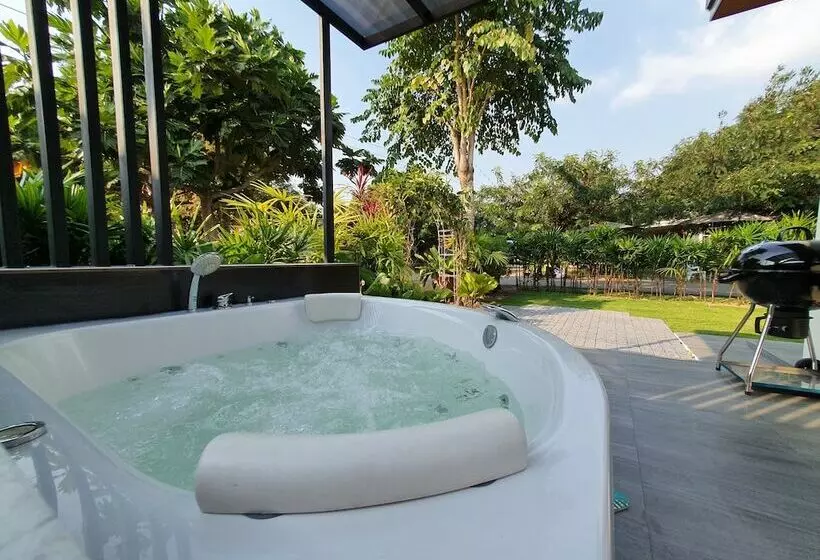 Hotelli Bannjamjuree Resort Sattahip