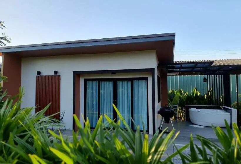 Hotelli Bannjamjuree Resort Sattahip