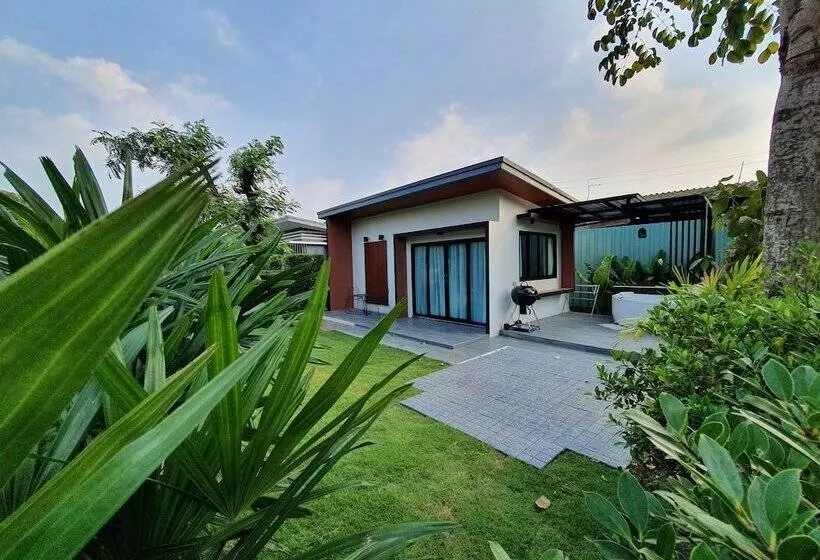 Hotelli Bannjamjuree Resort Sattahip