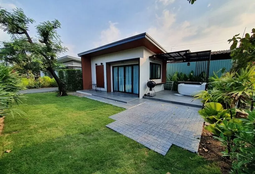 Hotelli Bannjamjuree Resort Sattahip