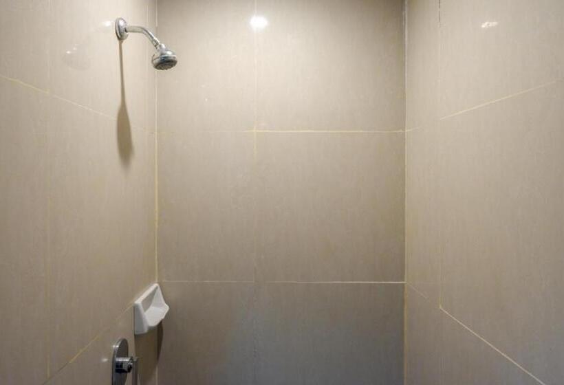 Reddoorz Plus Near Hotel Benua Kendari