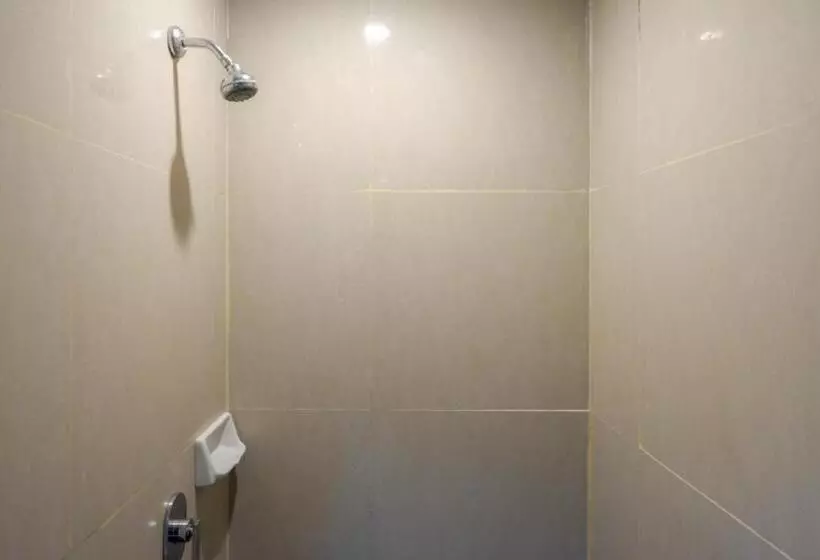 Reddoorz Plus Near Hotel Benua Kendari