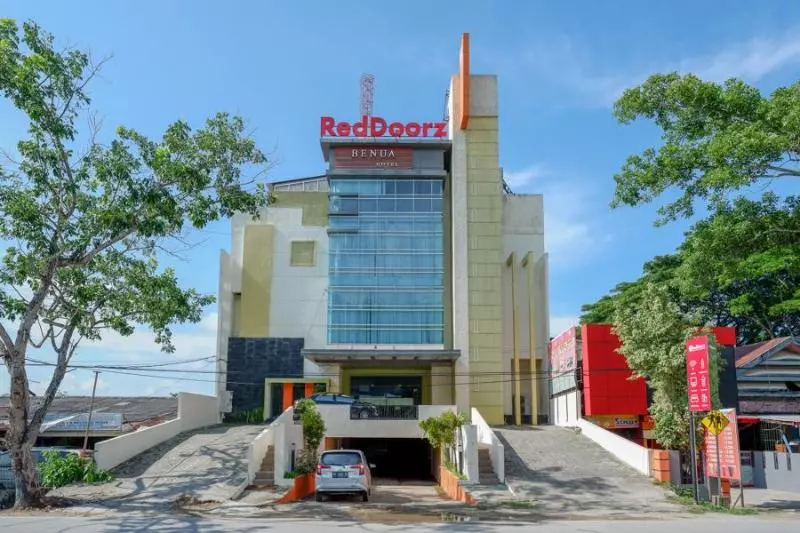 Reddoorz Plus Near Hotel Benua Kendari