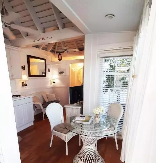 Bungalow Beach Resort