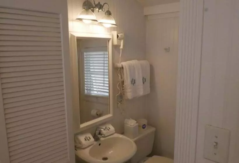 Bungalow Beach Resort