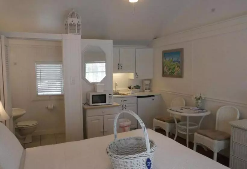 Bungalow Beach Resort