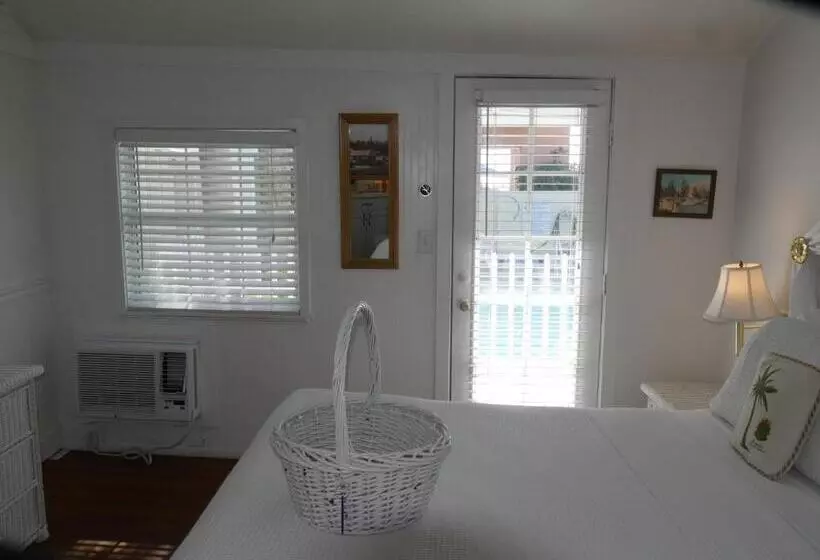 Bungalow Beach Resort