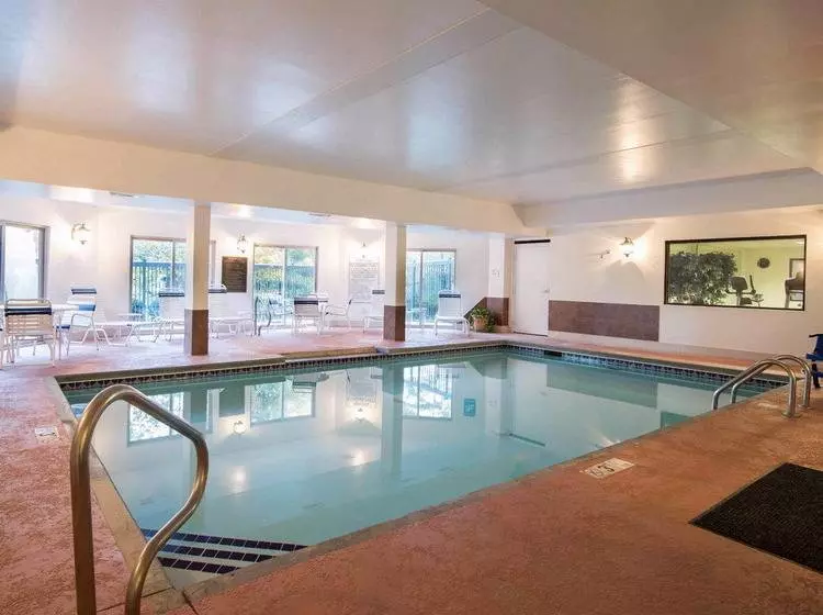 Отель Comfort Inn & Suites Suwanee  Sugarloaf