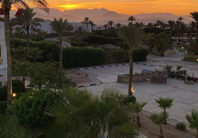 בית מלון כפרי Continental Plaza Beach Resort