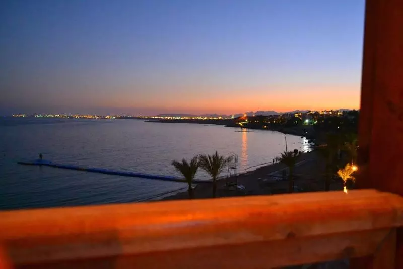 בית מלון כפרי Continental Plaza Beach Resort