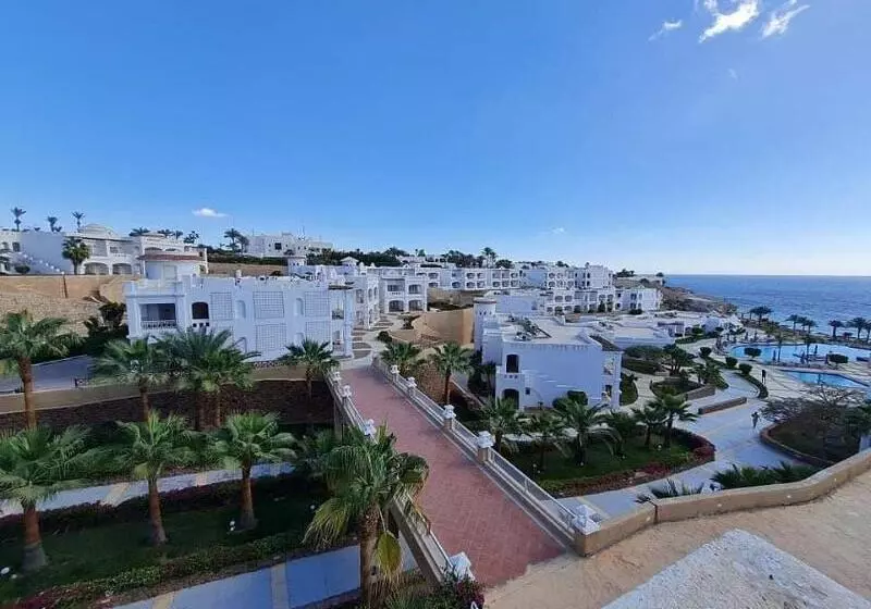 בית מלון כפרי Continental Plaza Beach Resort