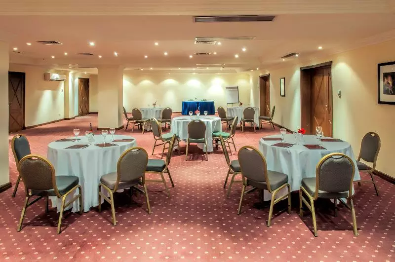 בית מלון כפרי Continental Plaza Beach Resort