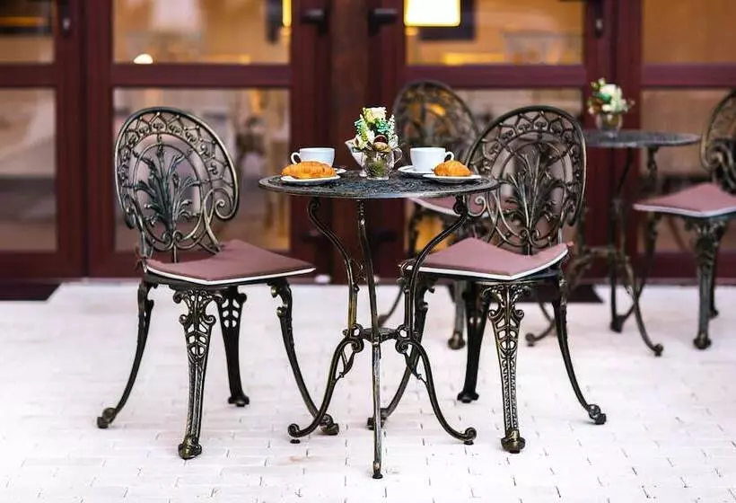 ホテル Ave, Alba!