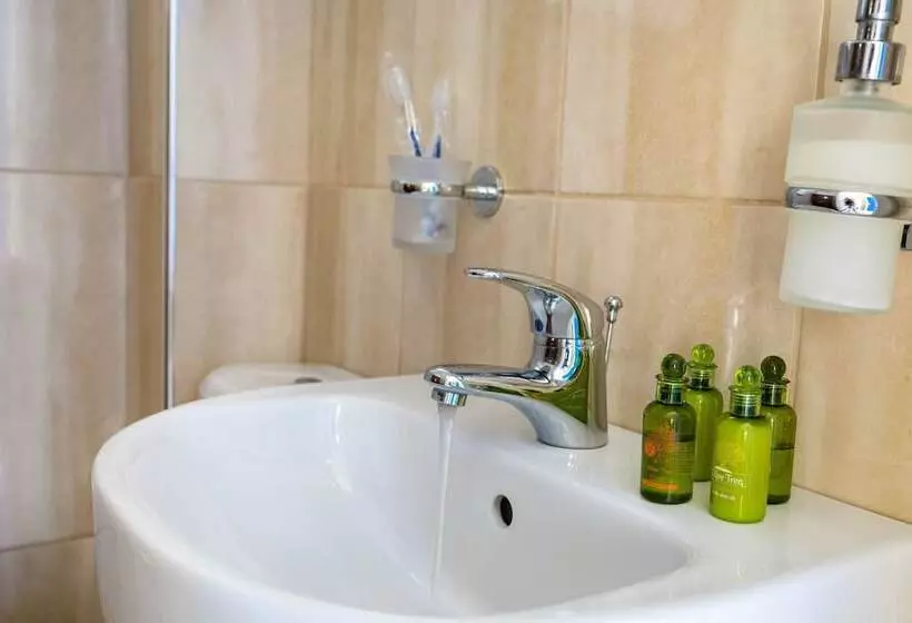 Hotelli John Akroyiali Rooms