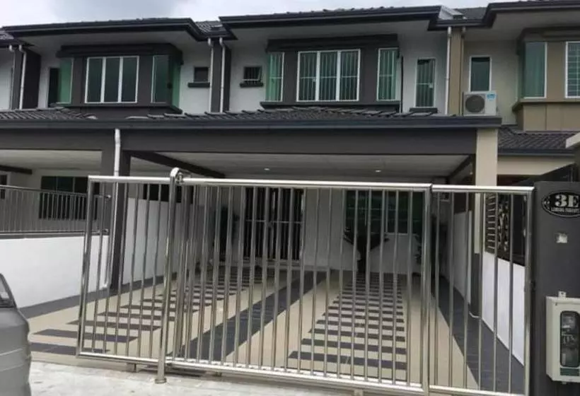 هتل Oyo 90188 Sibu Aeroplane Homestay2u