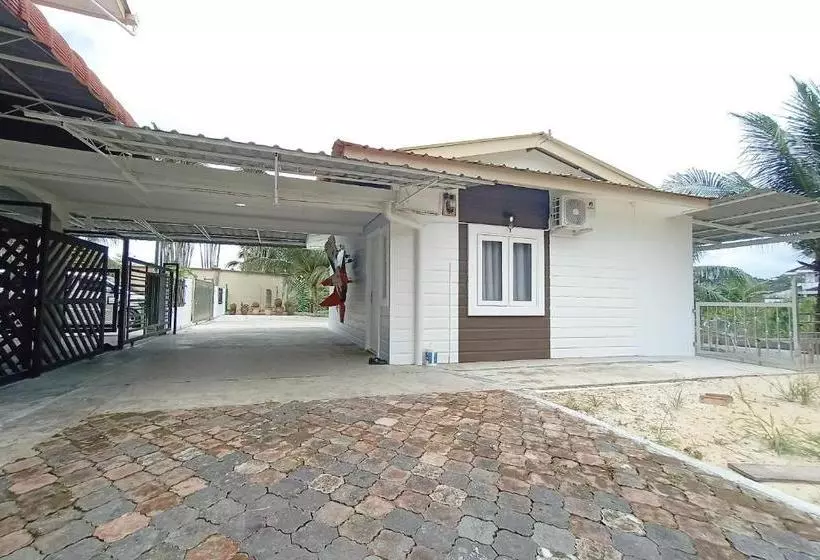 هتل Oyo 90188 Sibu Aeroplane Homestay2u