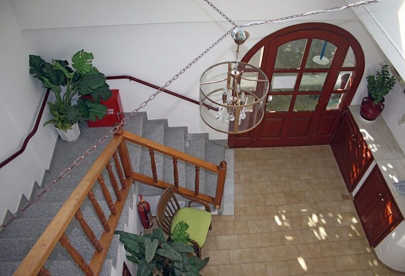 هتل Pension Manos