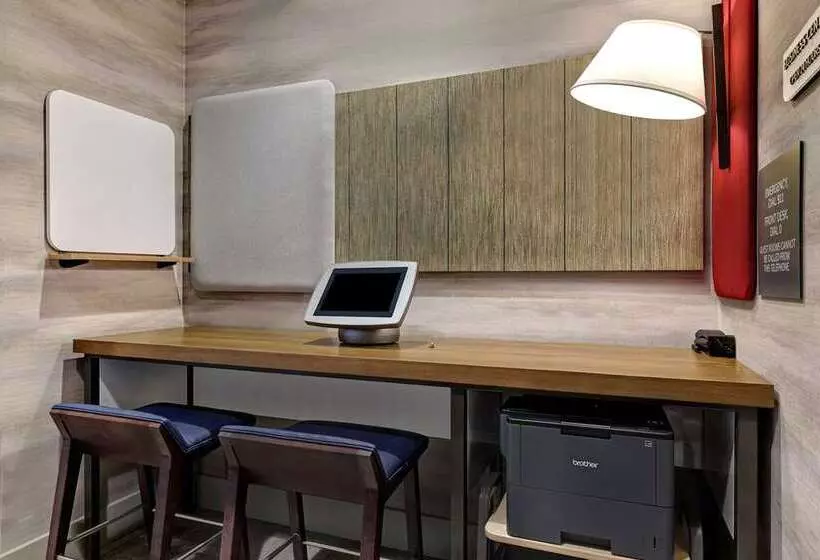 ホテル Hilton Garden Inn Cedar Rapids