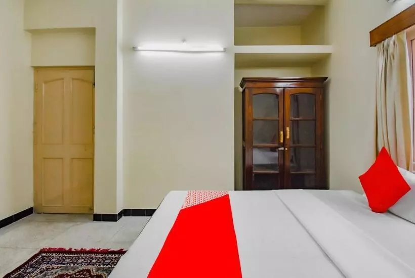 Hotelli Oyo 79023 Leela S Residency