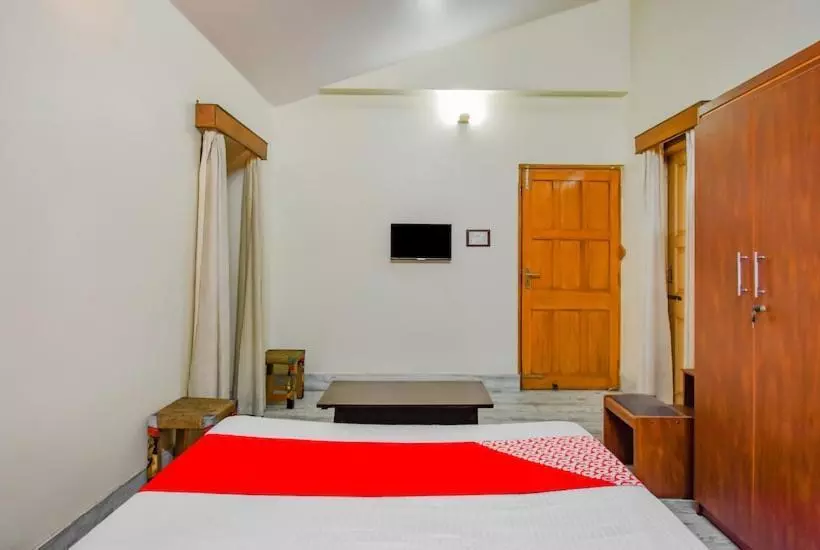 Hotelli Oyo 79023 Leela S Residency