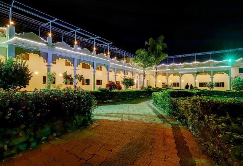 هتل Ezzenza Royal Garden Brindavan Resort