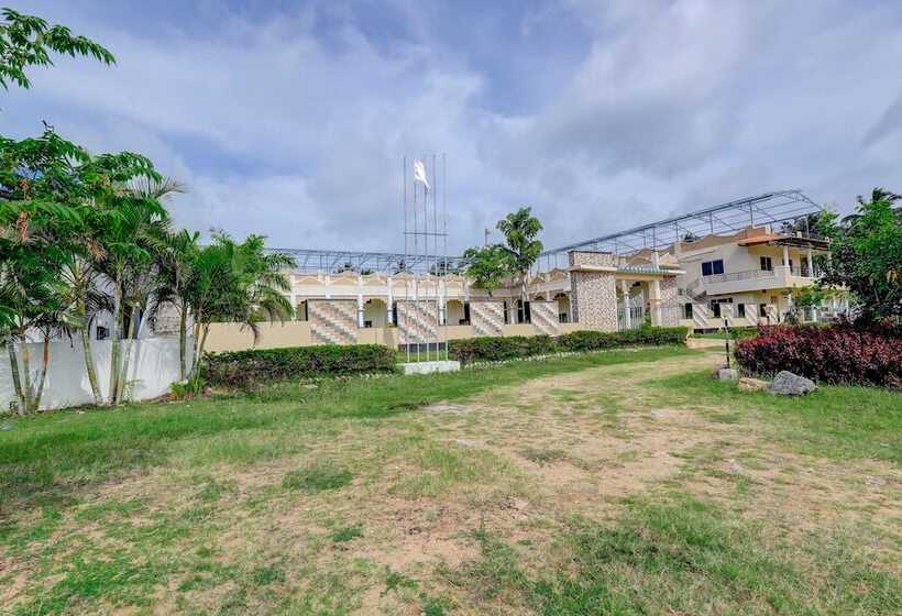 هتل Ezzenza Royal Garden Brindavan Resort