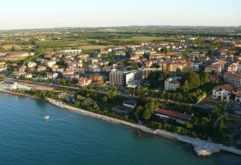 Отель Acquaviva Del Garda