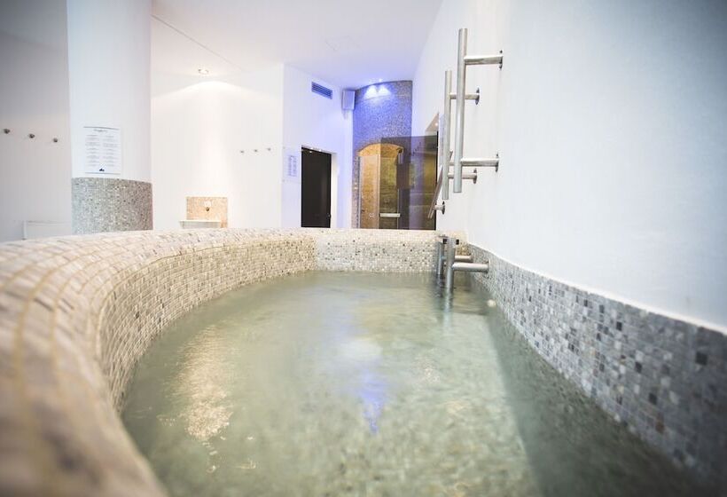 Отель Acquaviva Del Garda