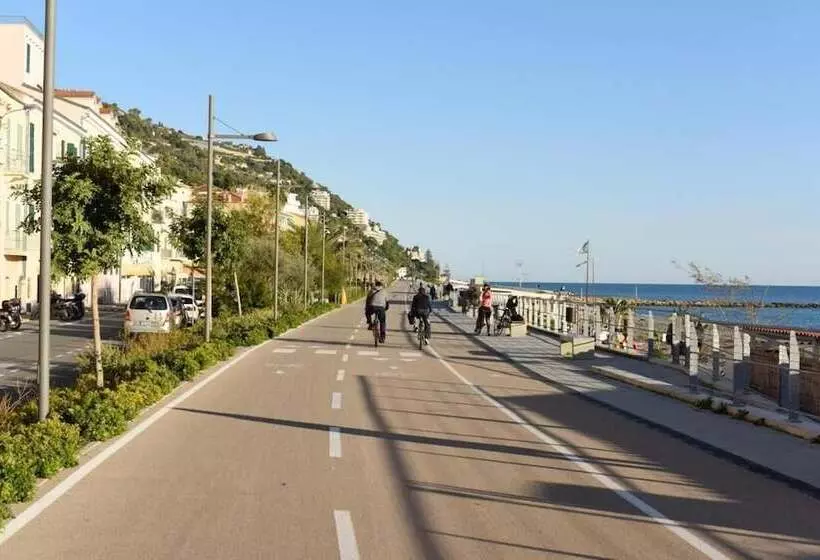 Отель Petit Royal