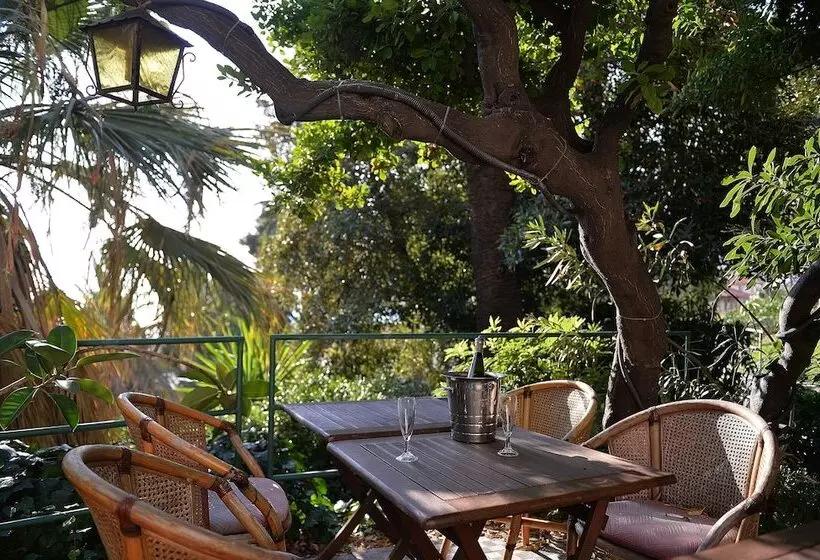 Отель Petit Royal