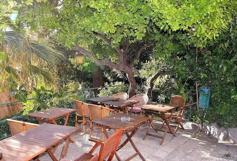 Отель Petit Royal