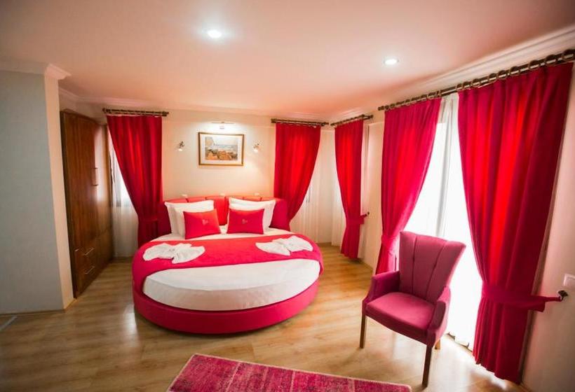 Отель Pi̇a Mya