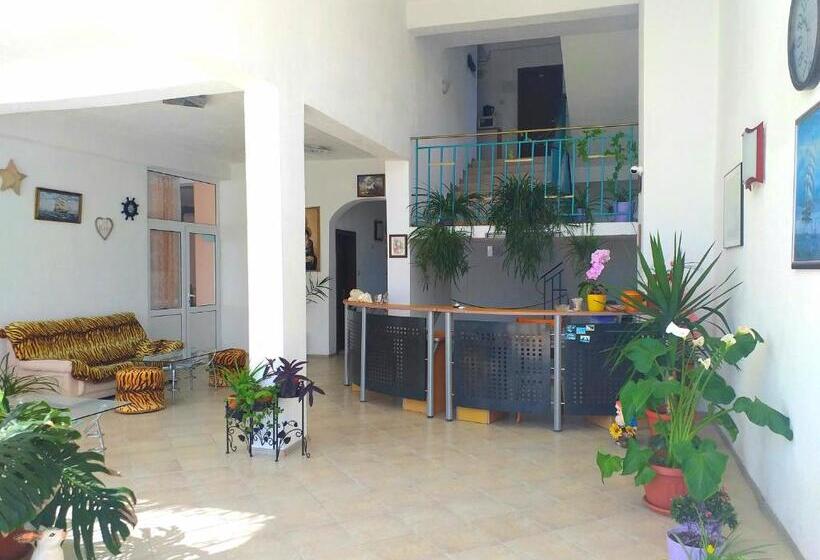 فندق Sani Family