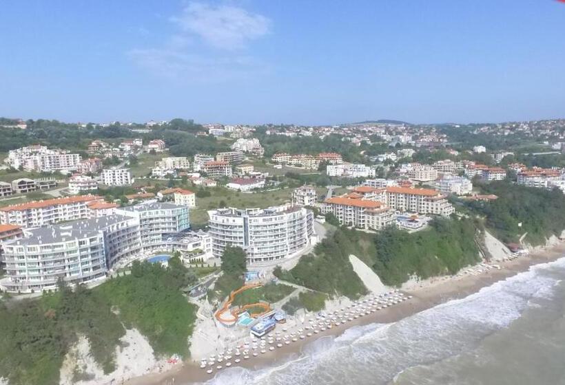 فندق Sani Family