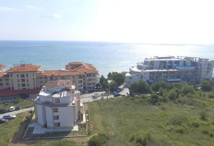 فندق Sani Family