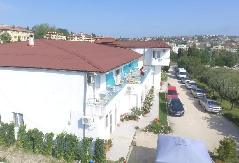 فندق Sani Family