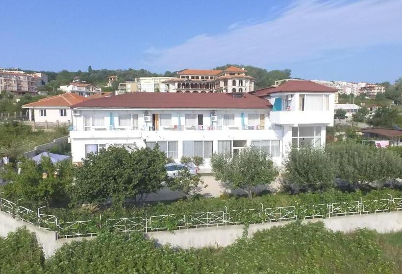 فندق Sani Family