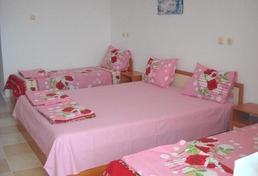 فندق Sani Family